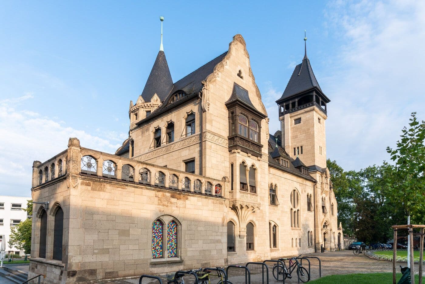 Halle Burg Giebichenstein Sanat ve Tasarım Yüksekokulu (Burg Giebichenstein Kunsthochschule Halle)